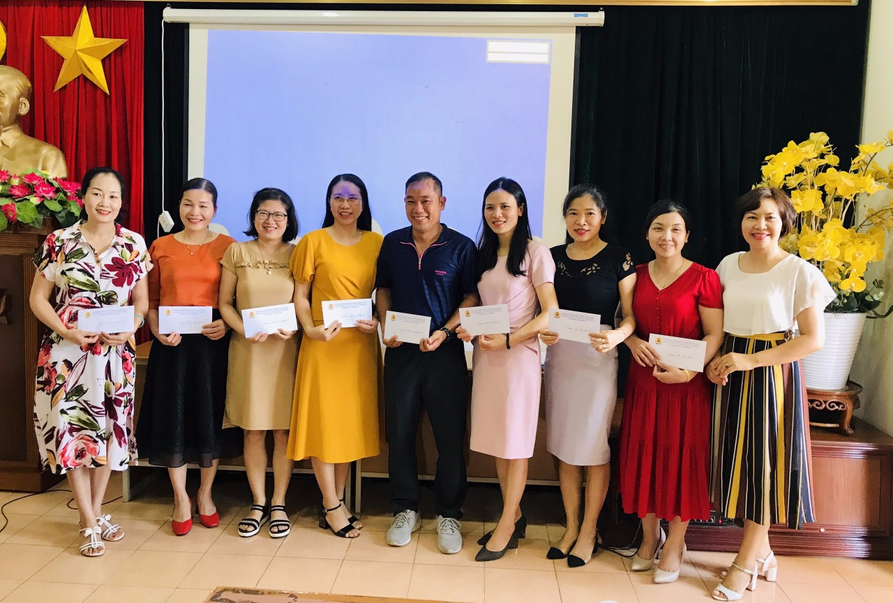 Công đoàn khen thưởng hồ sơ Xuất Sắc năm học 2019 – 2020